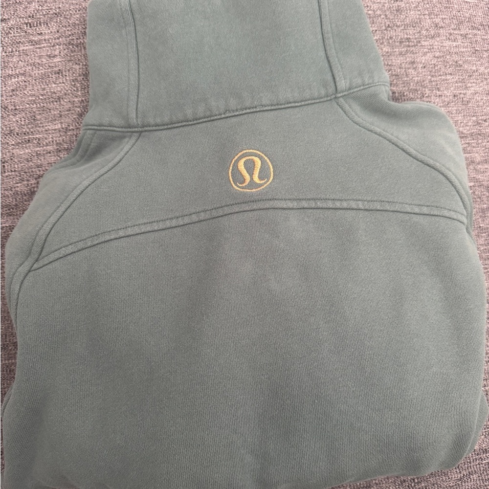 Lululemon 
Scuba half zip
XS/S
Gold edition
Good condition, no pilling